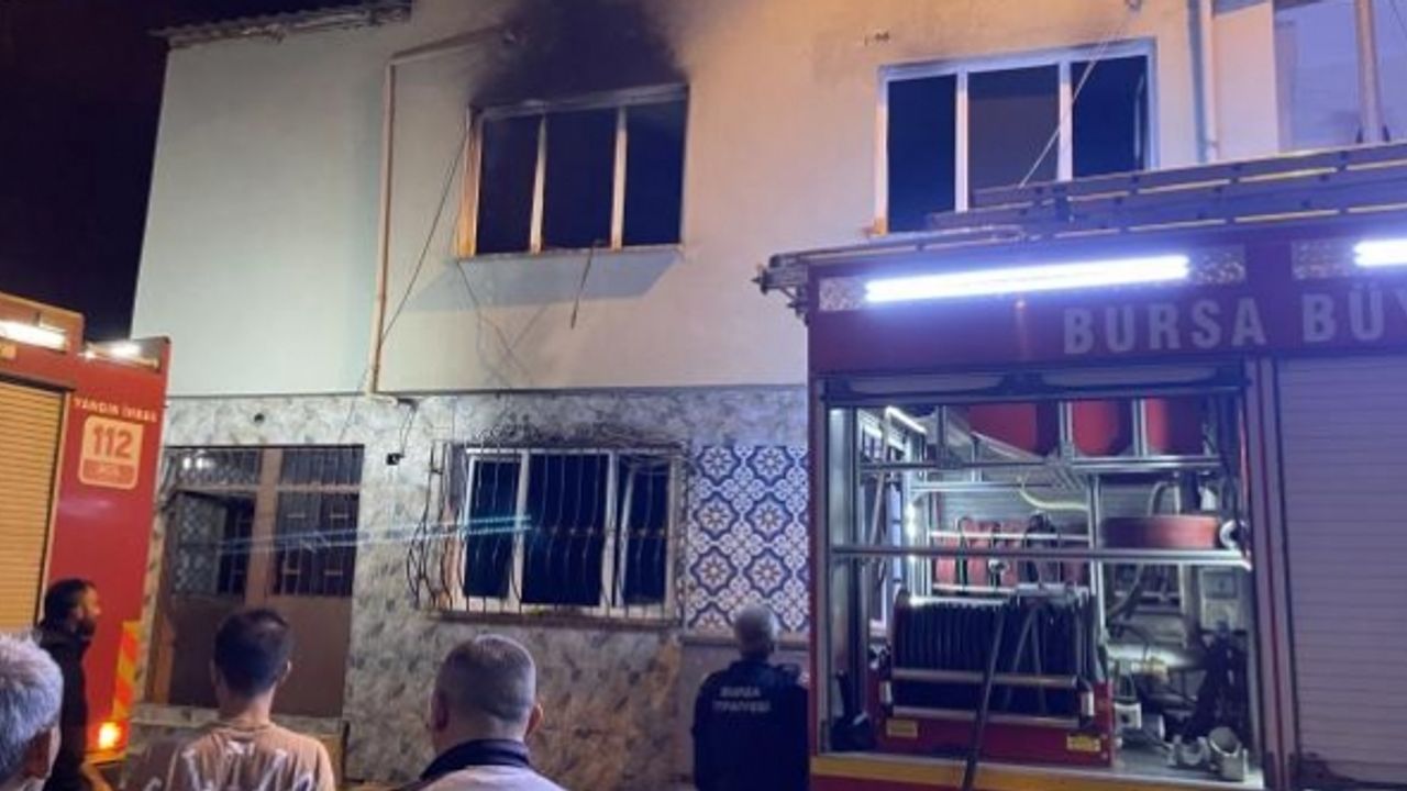 Sinir krizi geçirip iki katlı evlerini yaktı