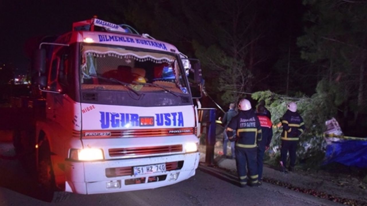 Adana'da kamyon devrildi: 1 ölü