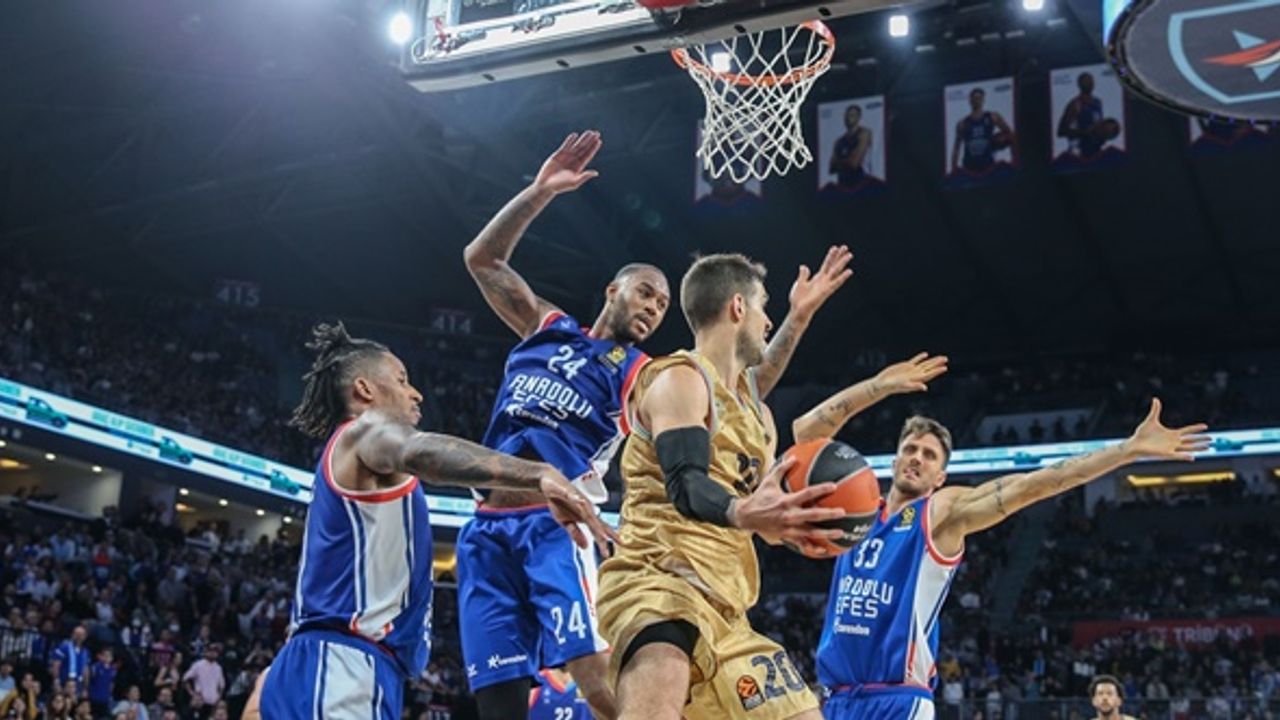 Anadolu Efes, Barcelona'yı devirdi: 96-86