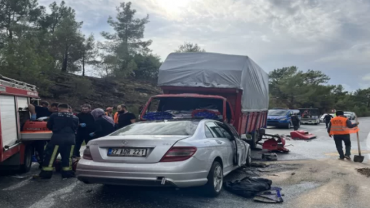Araba ve kamyonet çarpıştı: 2 ölü, 6 kişi yaralı
