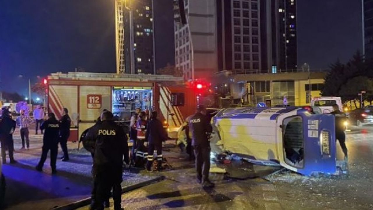 Ataşehir'de panelvan devrildi: 3 yaralı
