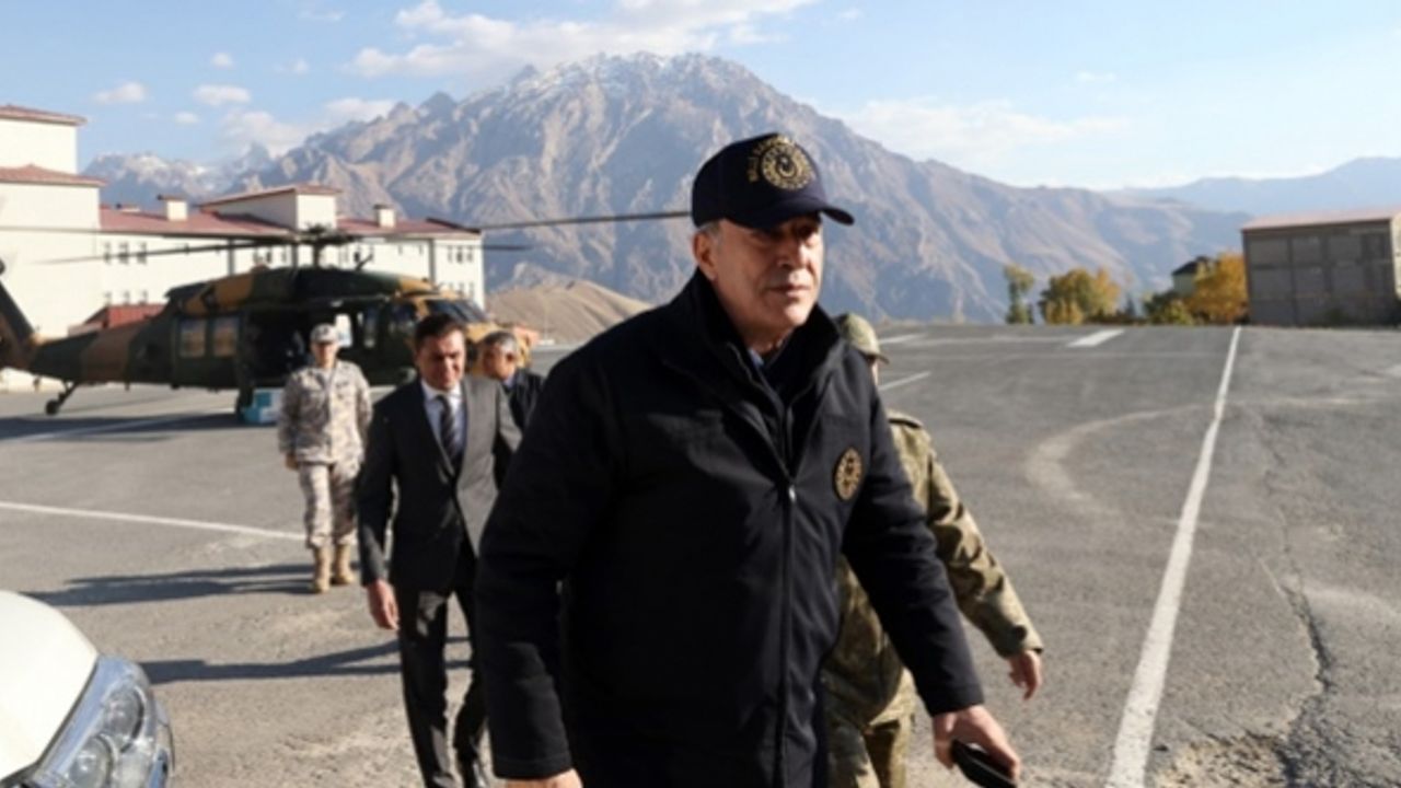 Bakan Akar'dan Hakkari'de esnaf ziyareti