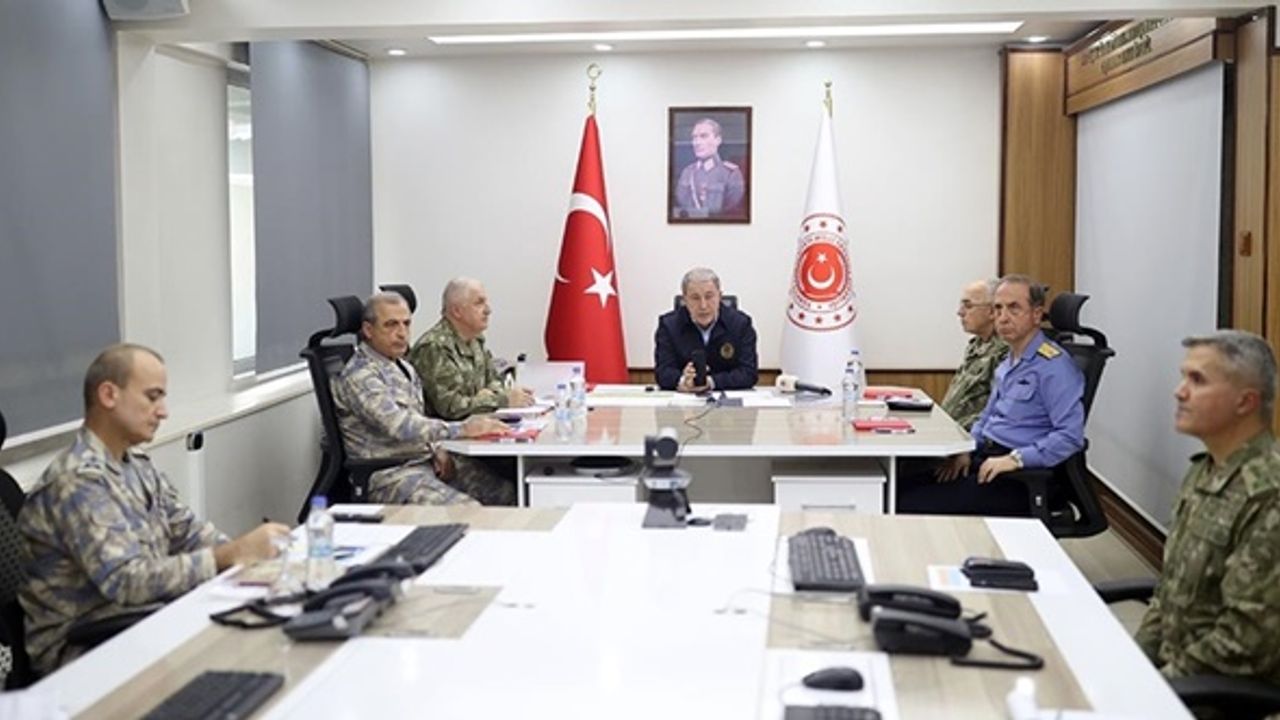 Bakan Akar'dan terörle mücadele vurgusu: "Mehmetçiğin nefesi teröristlerin enselerinde"
