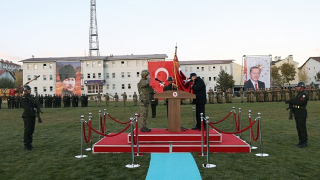 Bakan Akar'dan topçu alayına sancak teslimi