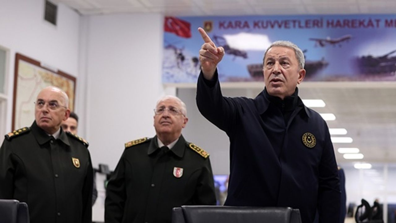 Bakan Akar, TSK komuta kademesi ile Kara Kuvvetleri Harekat Merkezi'ne gitti