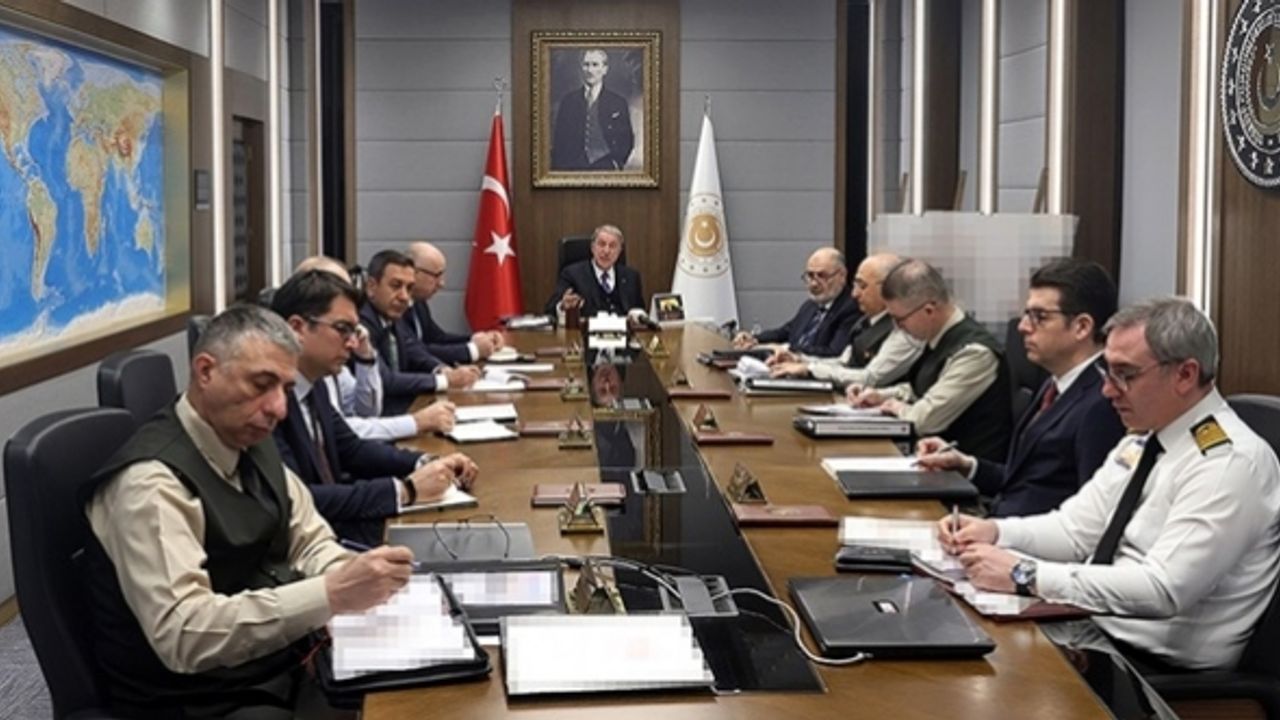 Bakan Akar, TSK komuta kademesi ve birlik komutanlarıyla görüştü