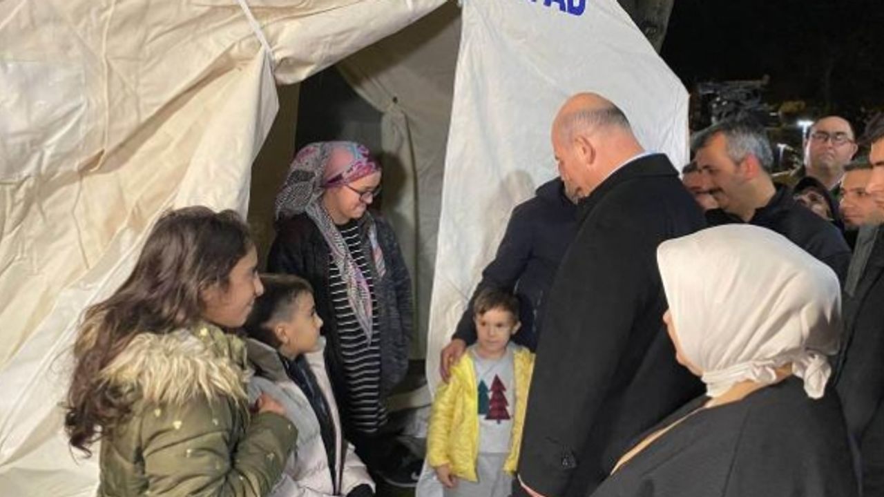 Bakan Soylu, Düzce'de çadırlarda kalan vatandaşları ziyaret etti