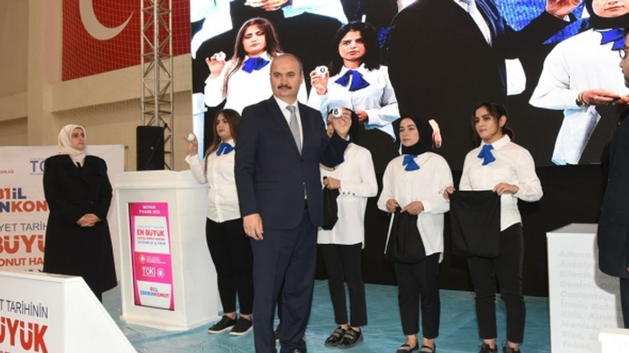 Batman'da sosyal konut projesinin kura çekimi yapıldı