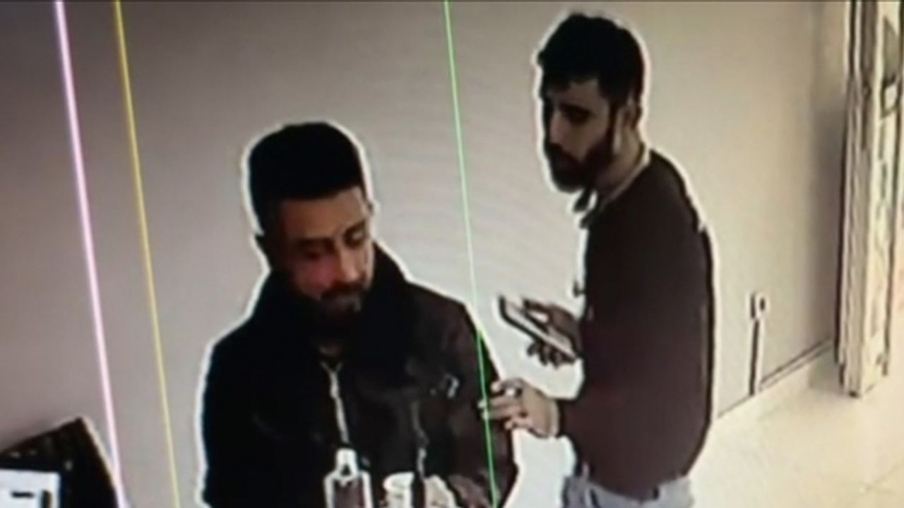Beyoğlu'ndaki terör saldırısının iki zanlısının bir iş yerinde buluşma anı kameraya yansıdı