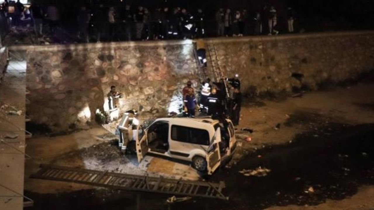 Bursa'da hafif ticari araç dereye uçtu: 2 yaralı