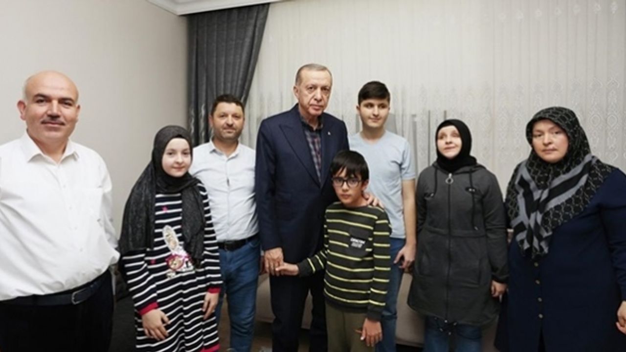 Cumhurbaşkanı Erdoğan, görme engelli hafız Ravzanur'u ziyaret etti