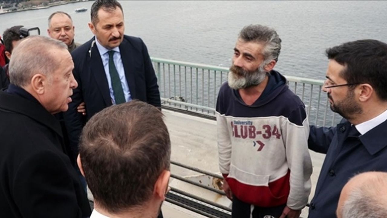 Cumhurbaşkanı Erdoğan, köprüde bir vatandaşın intiharına engel oldu