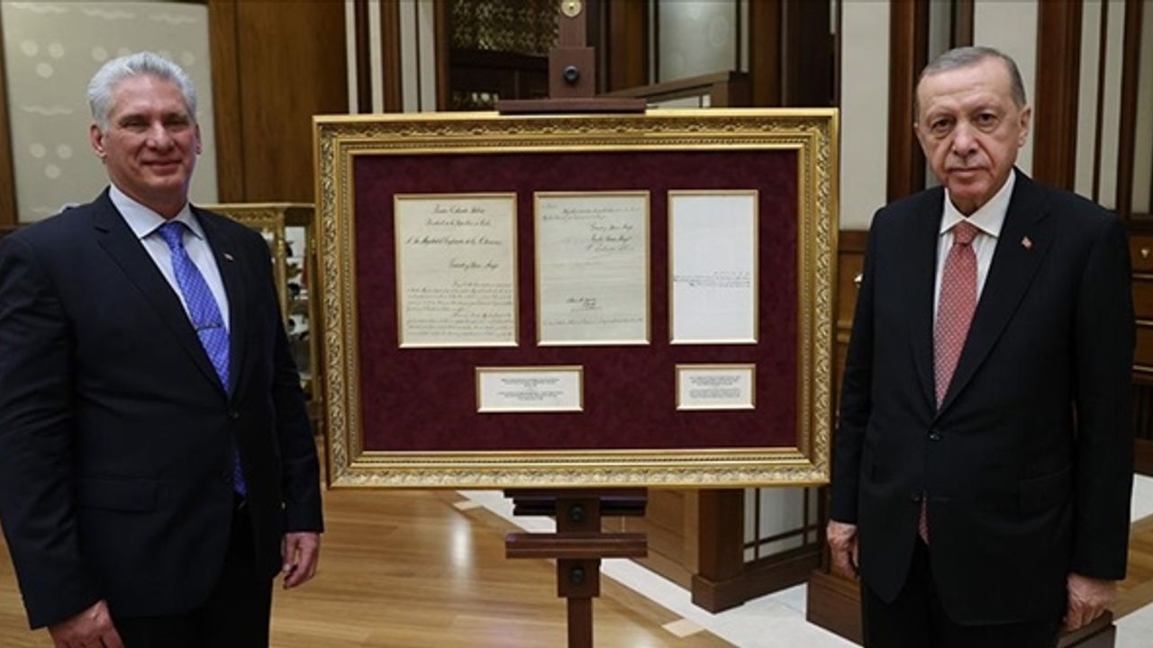 Cumhurbaşkanı Erdoğan, Küba Devlet Başkanı Bermudez'e tarihi mektubu hediye etti