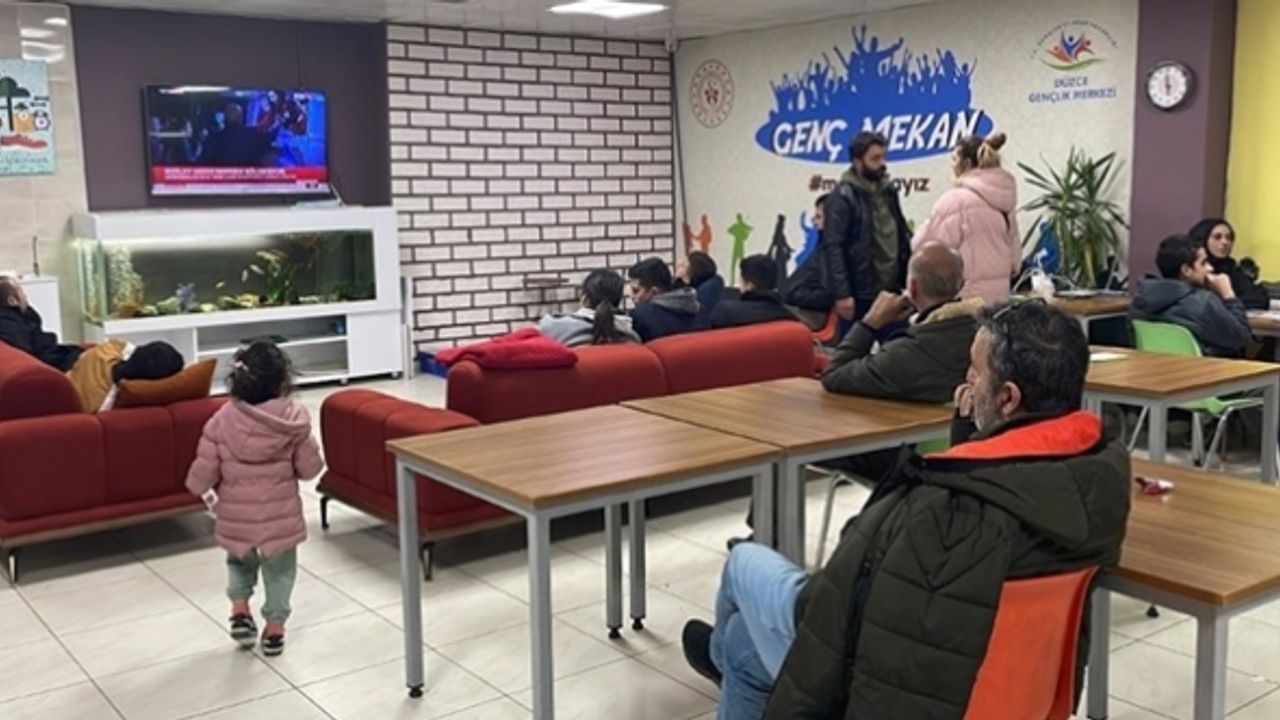Düzce'de evlerine girmeye çekinen vatandaşlar gençlik merkezlerinde kalıyor
