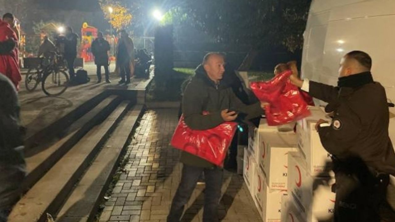 Düzce'de vatandaşlara battaniye ve sıcak çorba dağıtılıyor