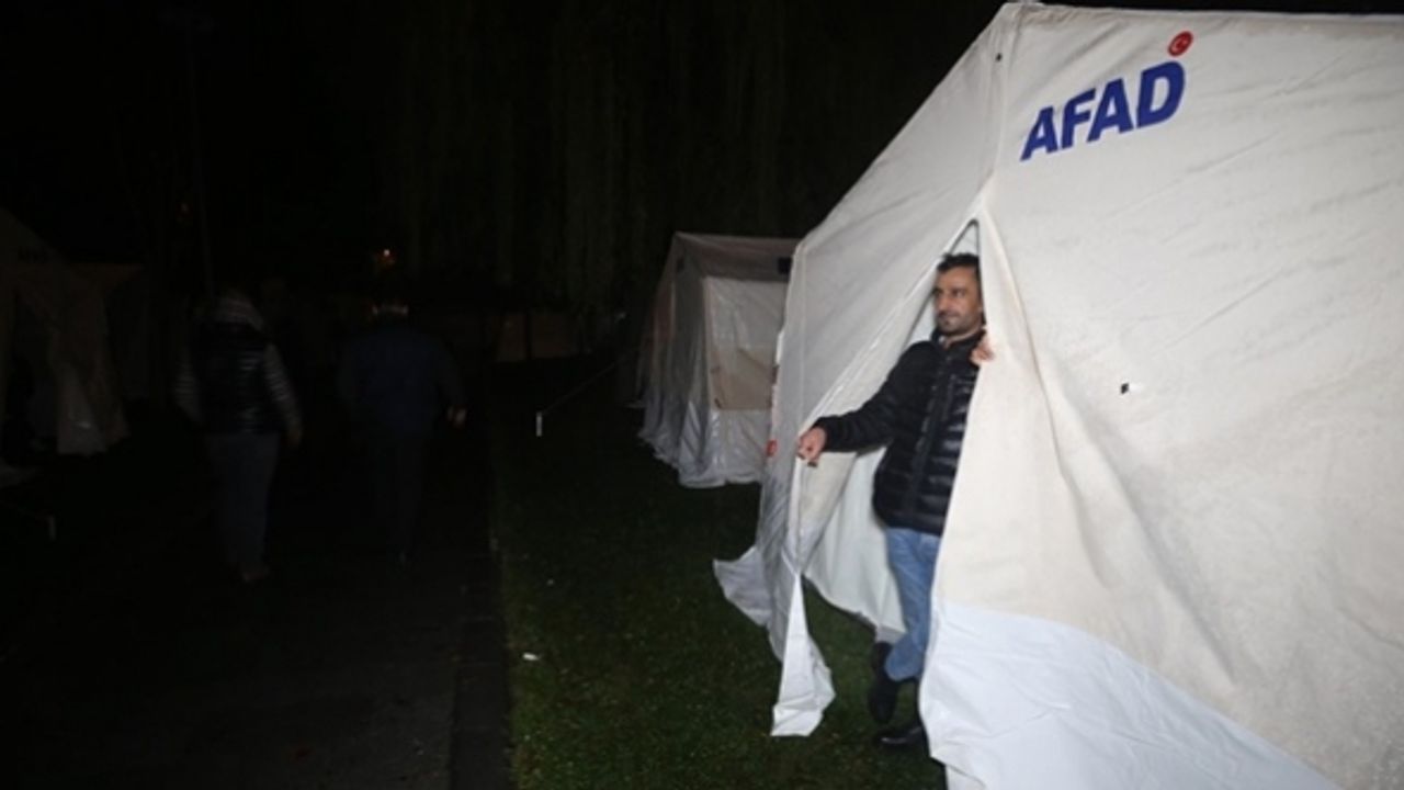 Düzceliler, park ve bahçelere kurulan çadırlarda konaklıyor