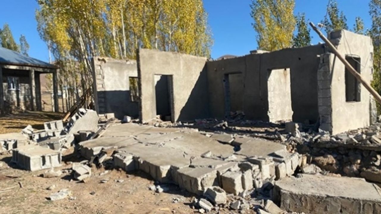Evini yıkan kişi duvarın altında kalarak öldü