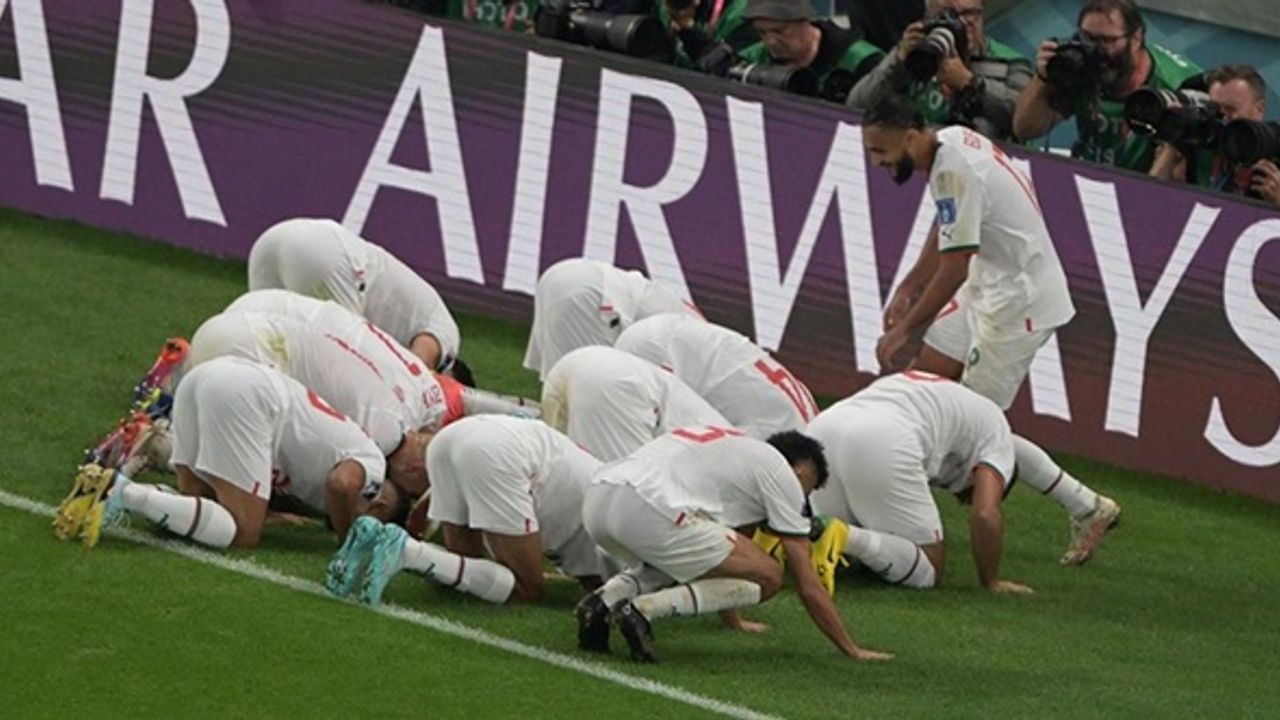 Faslı futbolcuların şükür secdesi olay oldu
