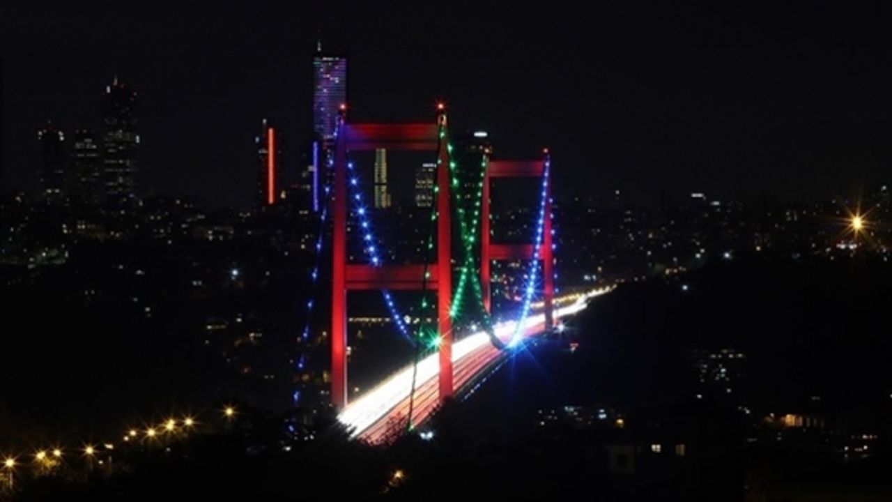 FSM ve Yavuz Sultan Selim köprüleri Azerbaycan bayrağının renkleriyle  ışıklandırıldı