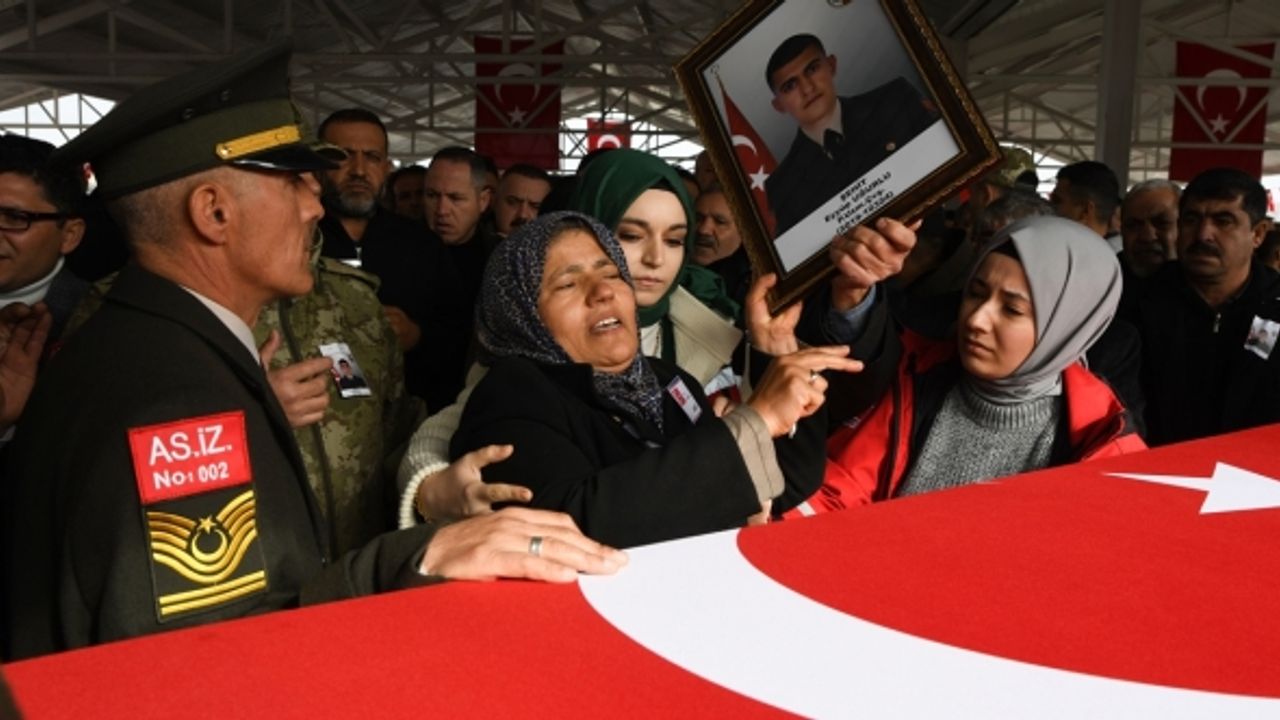 Gaziantep şehidini gözyaşlarıyla son yolculuğuna uğurladı