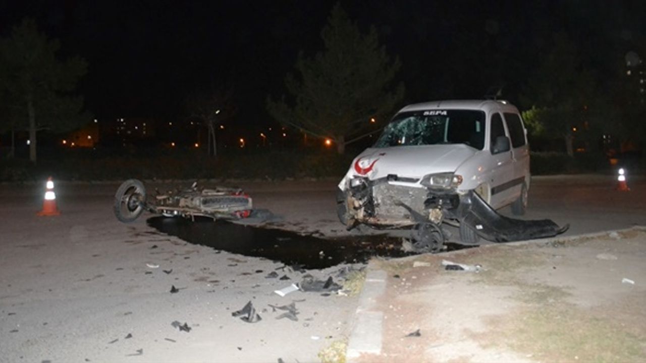 Hafif ticari araçla motosiklet çarpıştı: 2 yaralı