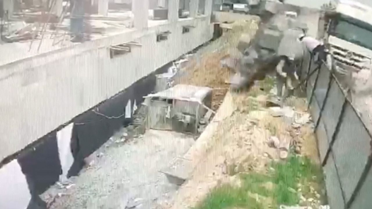 Hafriyat kamyonu kontrolden çıktı inşaat alanına girdi