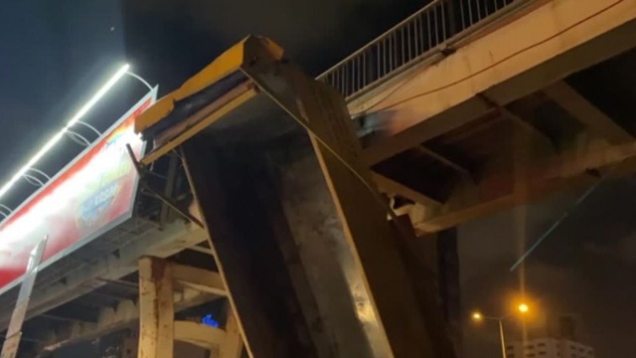 Hafriyat kamyonunun damperi üst geçide çarptı