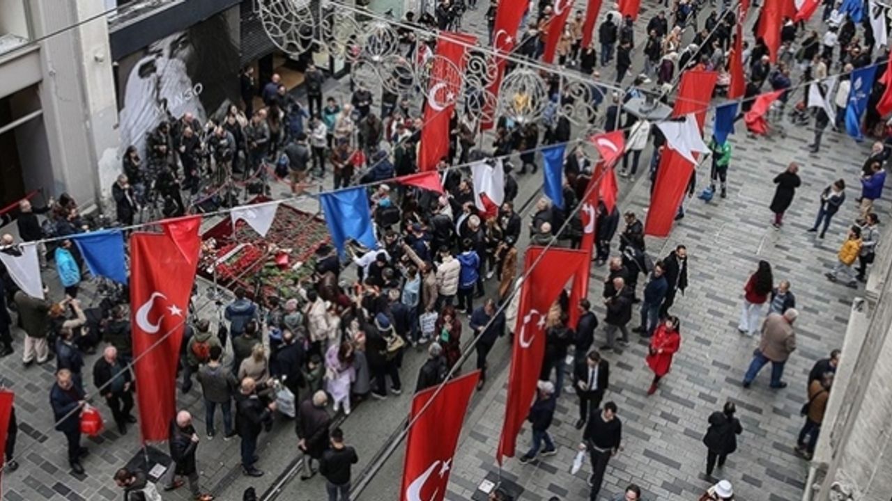 İBB, İstiklal Caddesi esnafının "bankları kaldırın" uyarısını dikkate almadı