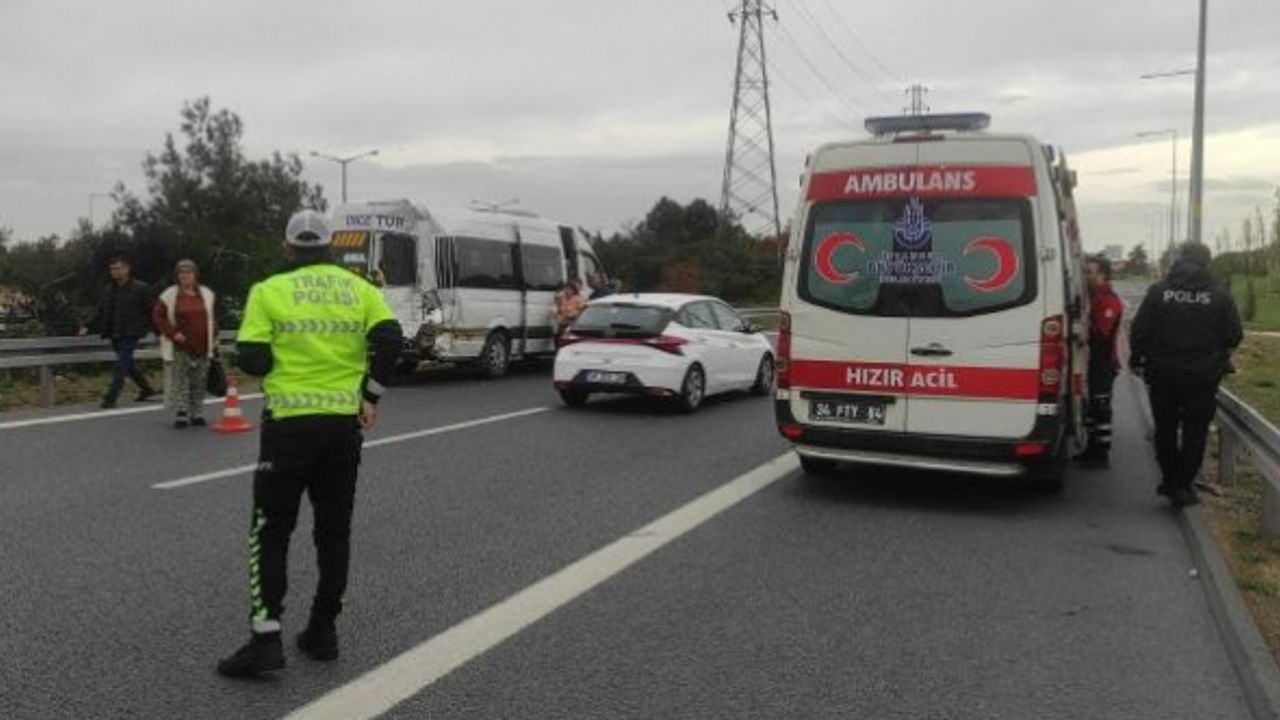 İETT otobüsü ile servis minibüsü çarpıştı