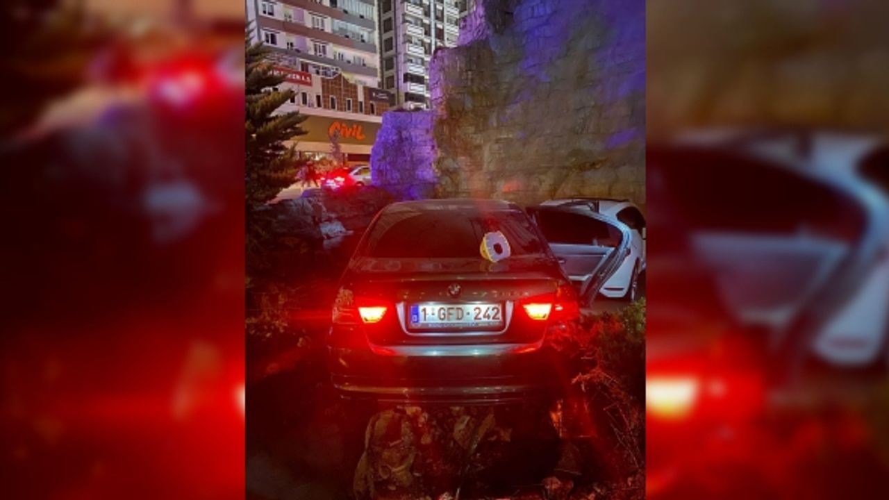 İki otomobil süs havuzuna çarptı: 1 ölü, 4 yaralı