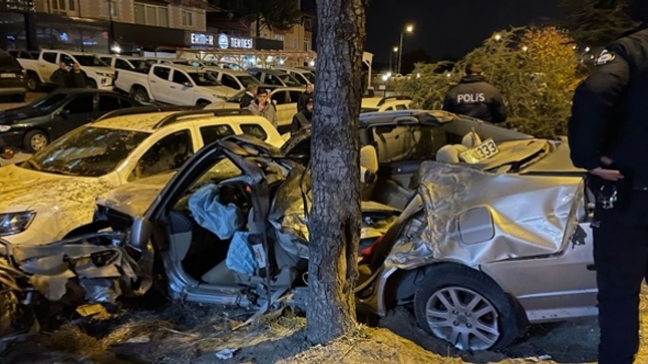Isparta'da otomobil önce tabelaya sonra ağaca çarptı: 2 yaralı