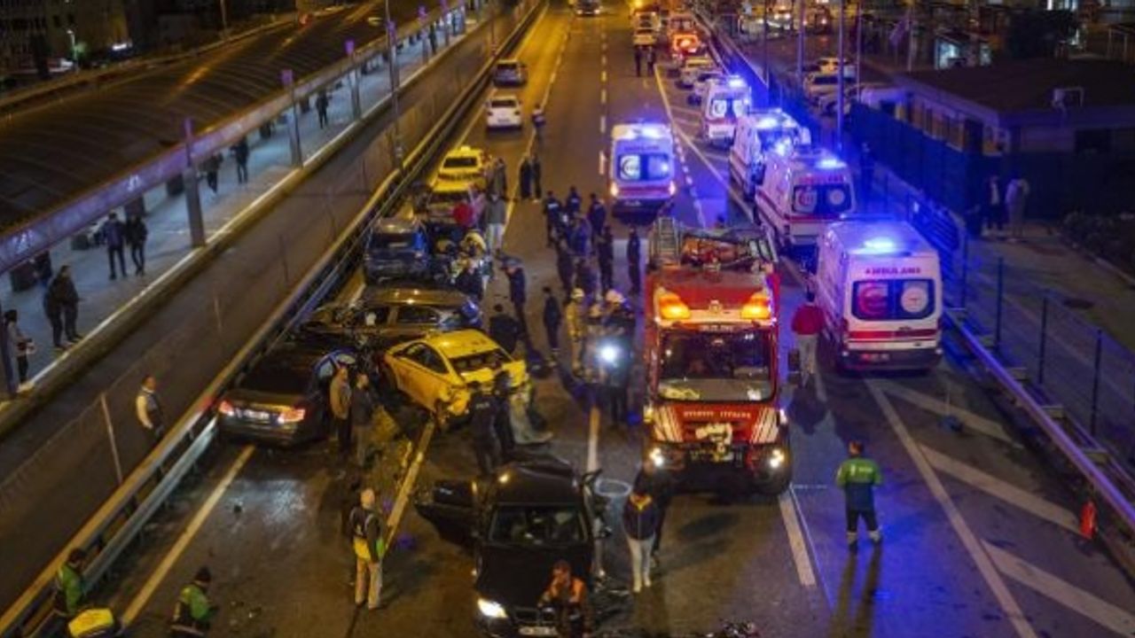 İstanbul'da 12 araç birbirine girdi: 8 yaralı