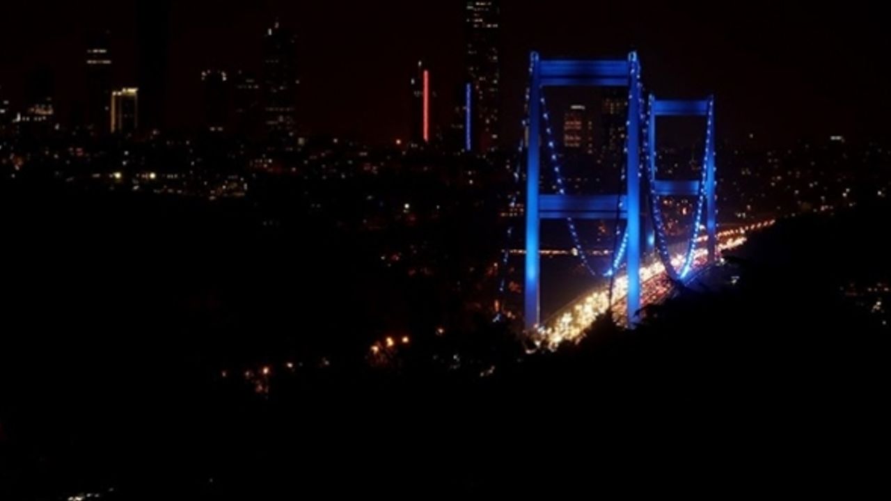 İstanbul'da iki köprü, Dünya Çocuk Hakları Günü için mavi renkle ışıklandırıldı