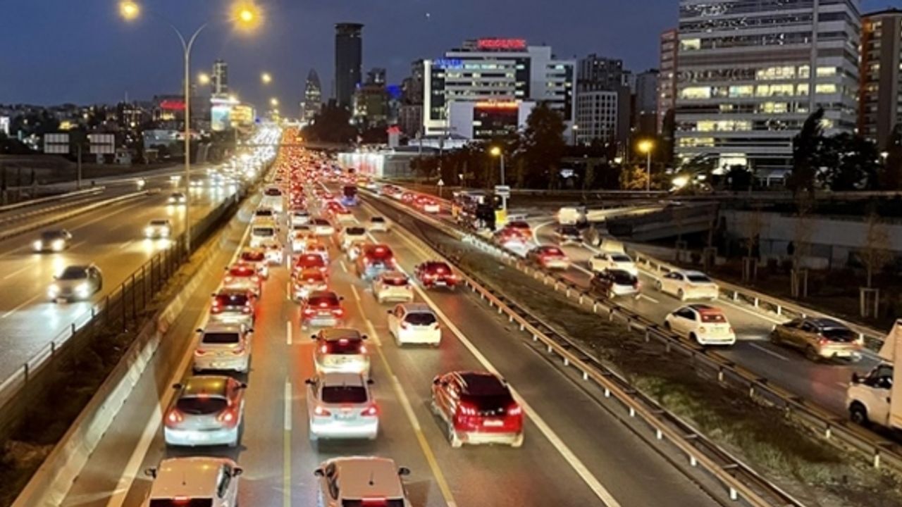 İstanbul'da trafik kilitlendi: Yoğunluk yüzde 90