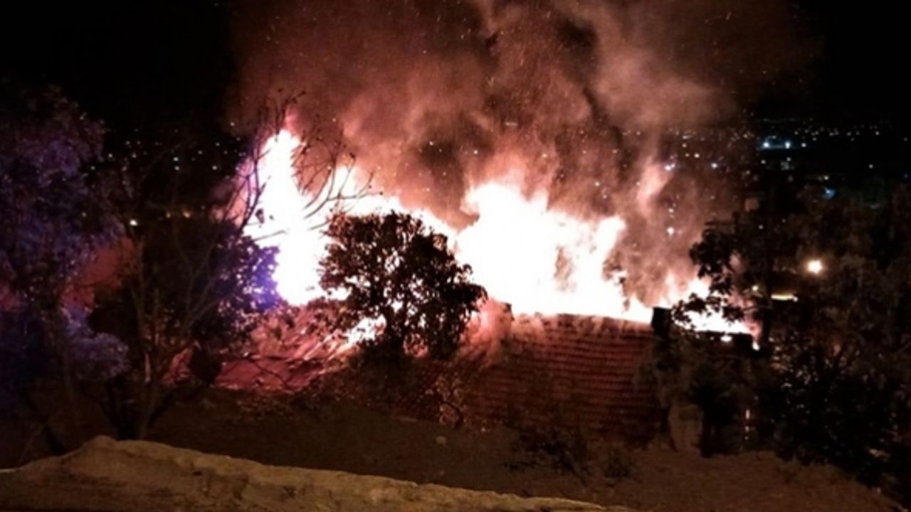 İzmir'de evlere sıçrayan yangın söndürüldü