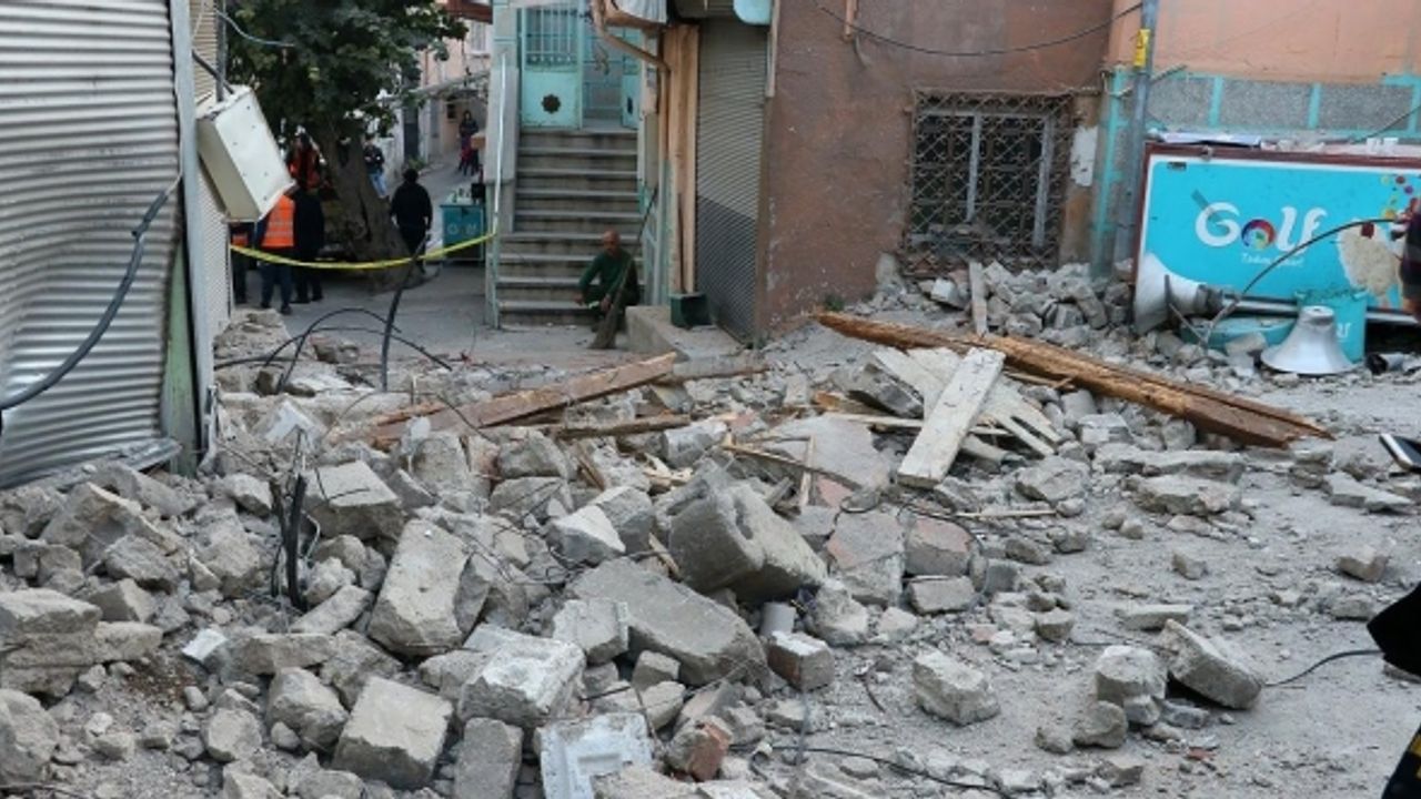 İzmir'deki depremde balkondan atlayan genç yaşamını yitirdi