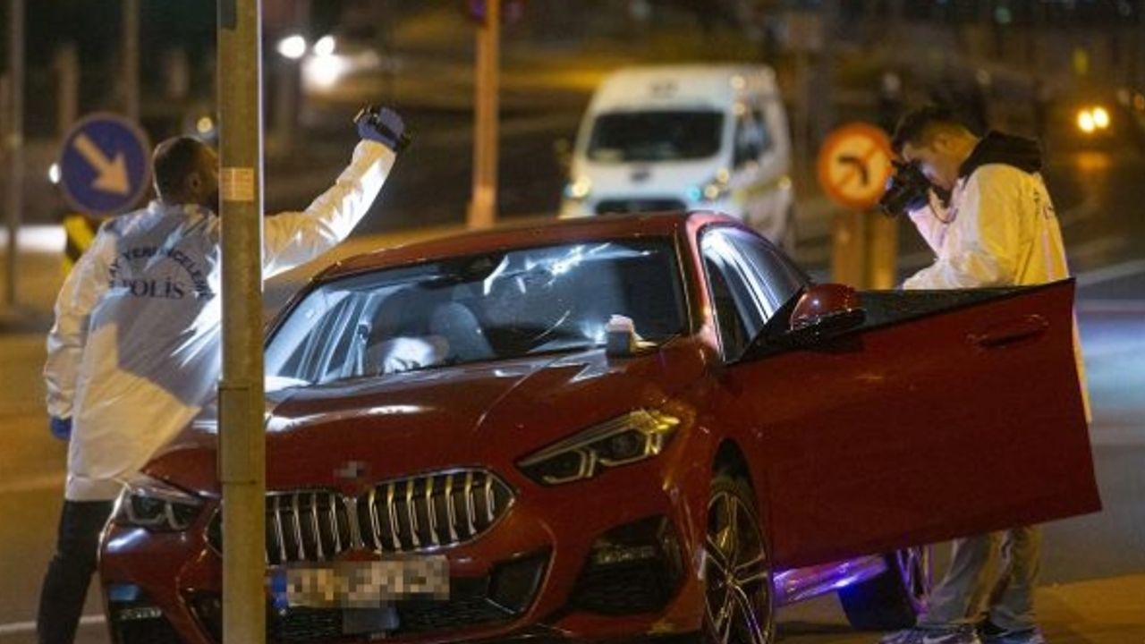 Kağıthane'de kırmızı ışıkta bekleyen araca silahlı saldırı: 1 ölü