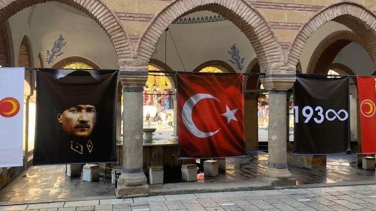 Kastamonu'daki Kadı Nasrullah Camii avlusuna Atatürk posteri asıldı