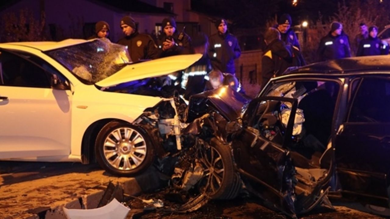 Kayseri'de 2 otomobil çarpıştı: 2 ölü, 6 yaralı