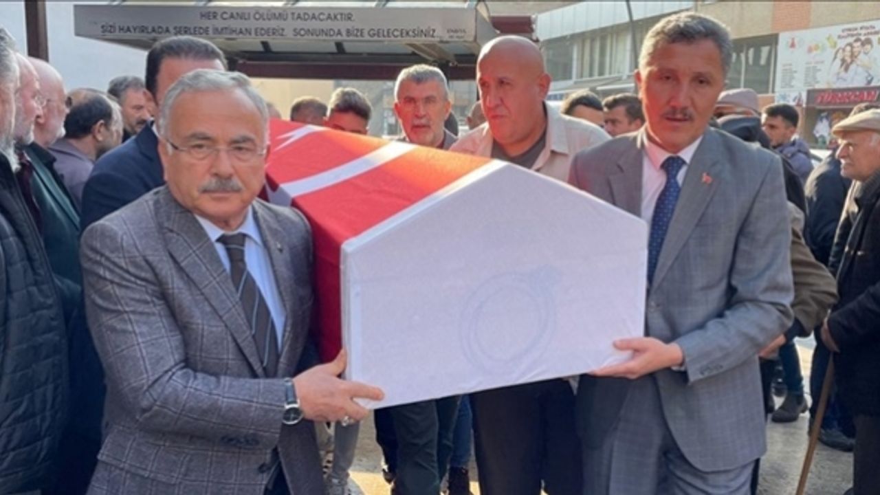 Köpeklerden kaçarken aracın çarpması sonucu ölen işçinin cenazesi toprağa verildi