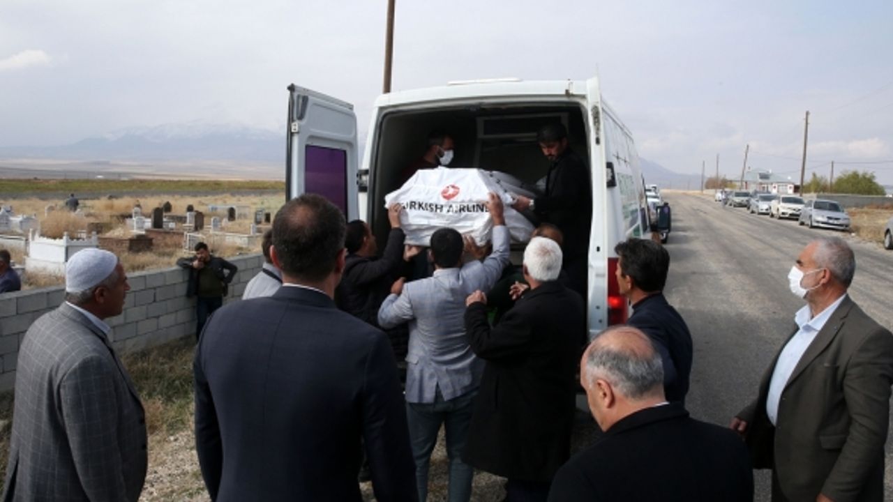 Kuduzdan dolayı hayatını kaybeden Mustafa toprağa verildi