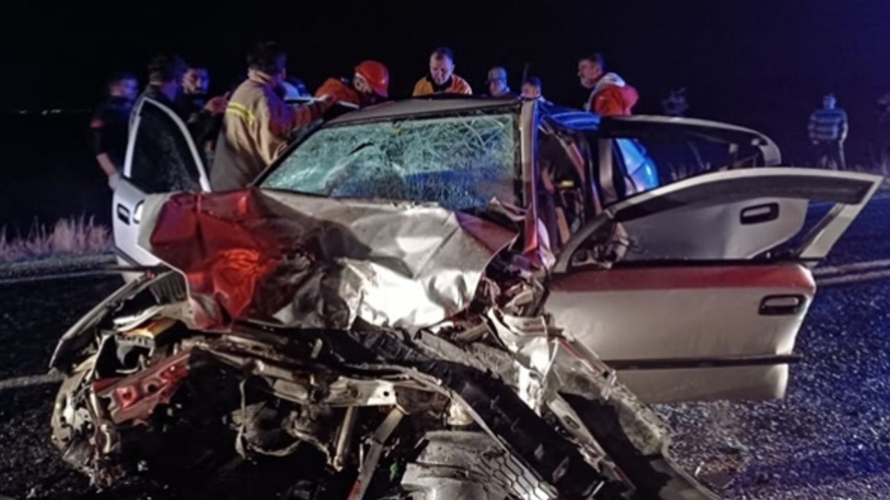Mardin'de otomobil ile hafif ticari aracın çarpıştı: 3 ölü, 2 yaralı