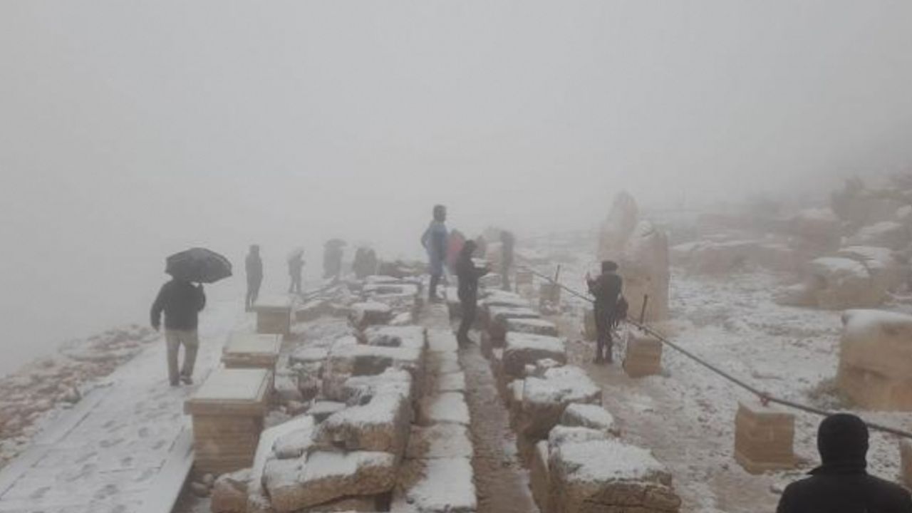 Nemrut Dağı'na yılın ilk karı yağdı