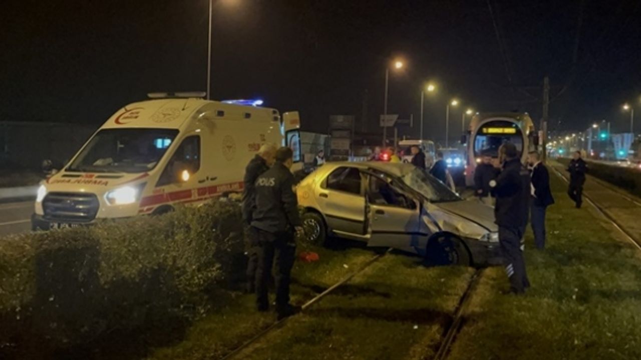 Otomobil, tramvay yoluna girerek takla attı