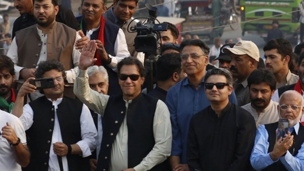 Pakistan'ın eski başbakanı İmran Khan'a silahlı saldırı