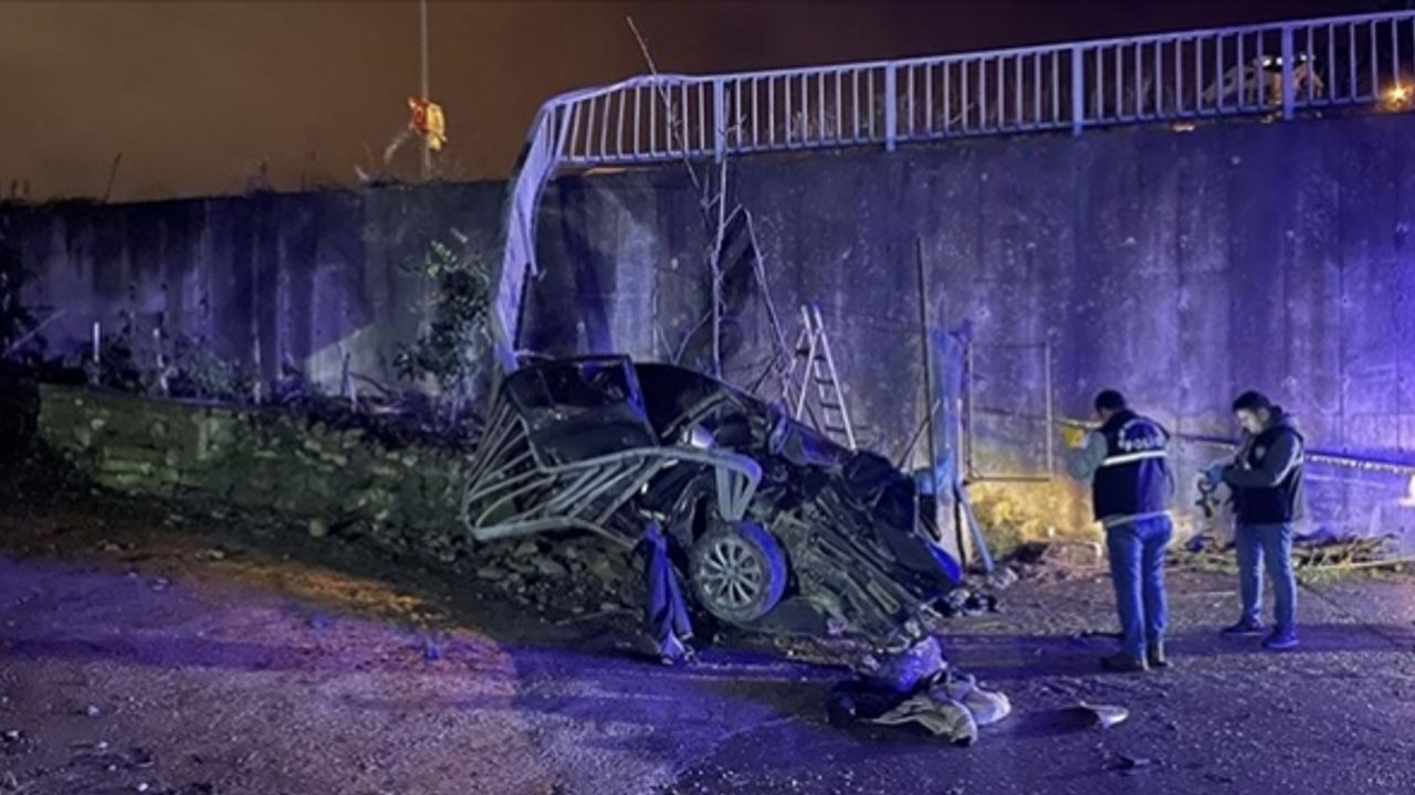 Rize'de otomobil 3 metrelik duvardan düştü: 2 ölü, 3 yaralı