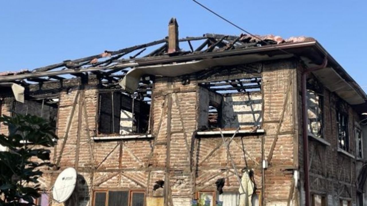Sakarya'da ahşap evde yangın: Biri çocuk 2 kişi hayatını kaybetti