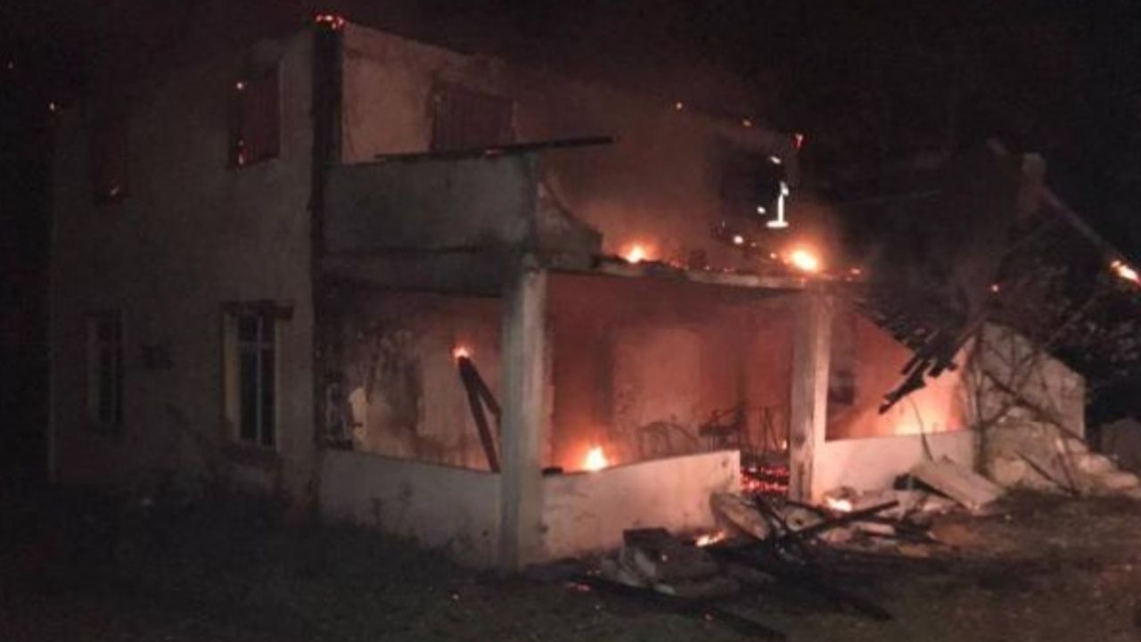 Sakarya'da iki katlı ev alev alev yandı