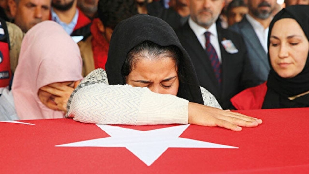 Şehit cenazesinde yürek yakan feryat: Sarı komutanım yaktın beni