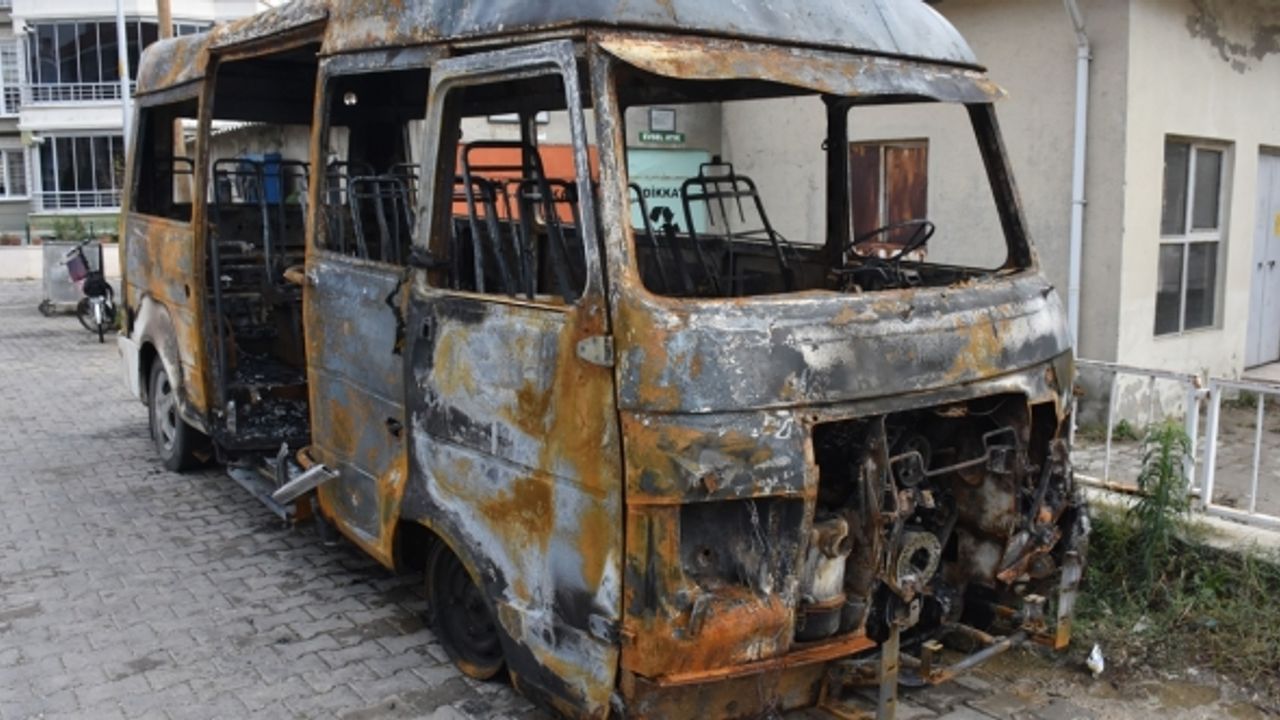 Seyir halindeki minibüs alev alev yandı